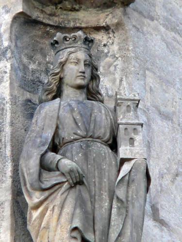 socha sv. Barbory nad severním vstupem do chrámu